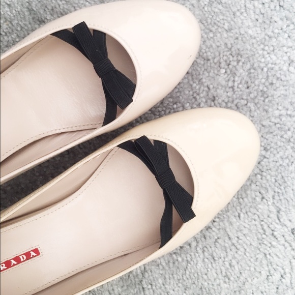 Authentic PRADA patent leather flats w/ black bows - Picture 5 of 7